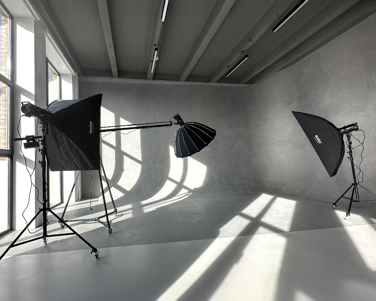Una Studio Зал Santorini фотостудії UNA studio з сірою циклорамою в Києві