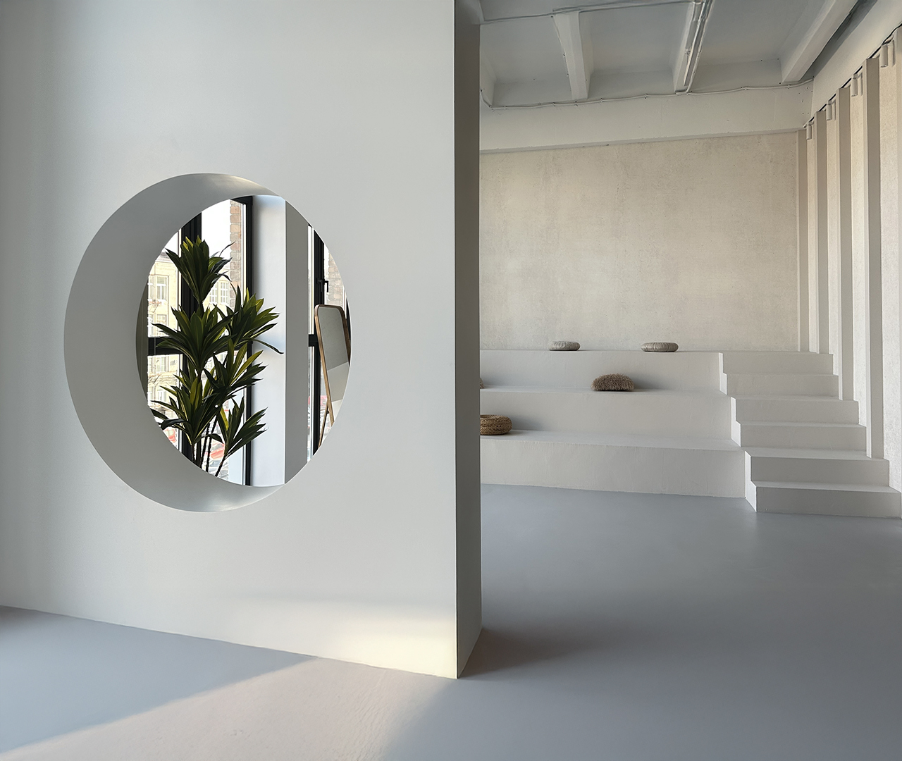 Una Studio Зал Chanel фотостудії UNA studio з білими панелями в Києві