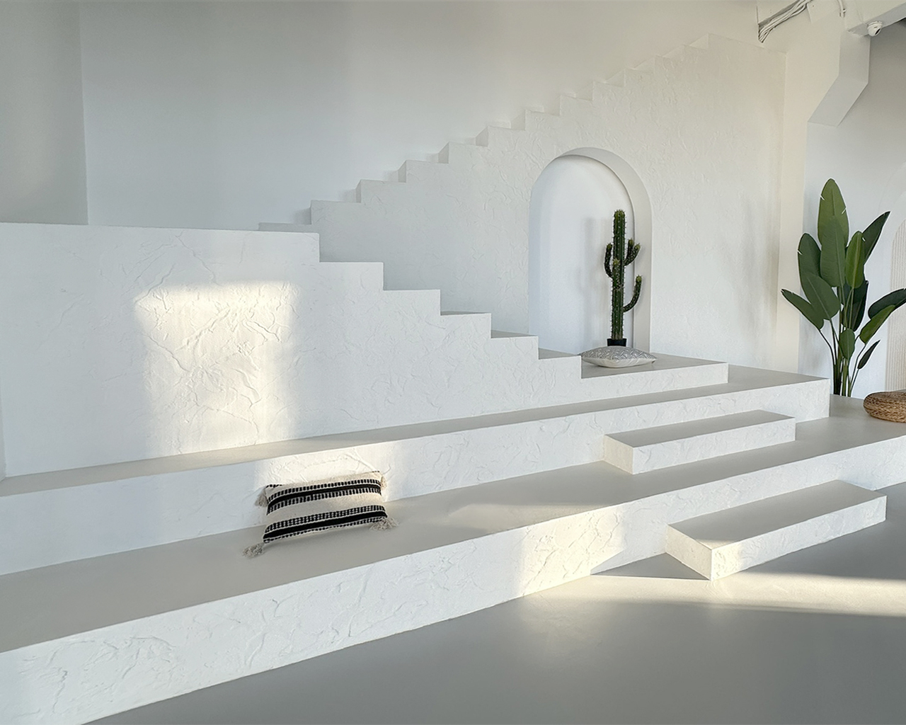 Зал Santorini фотостудії UNA studio з бетонною сірою циклорамою в Києві.